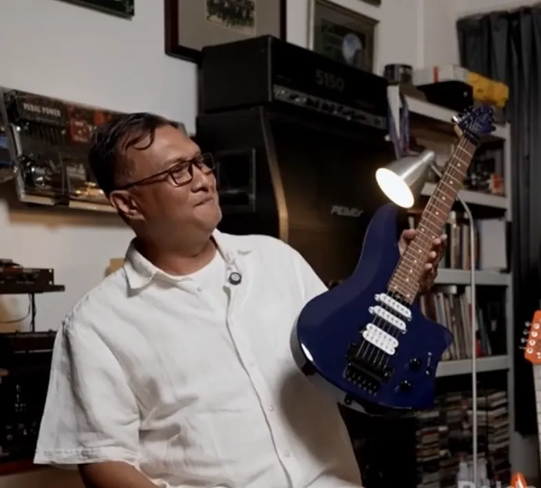 Ari with his Homer Enigma guitar